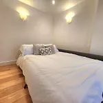 Comfortable 2Br Flat - 1 Min To Tube, Sleeps 6
