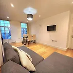 Comfortable 2Br Flat - 1 Min To Tube, Sleeps 6
