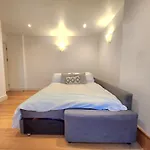 Comfortable 2Br Flat - 1 Min To Tube, Sleeps 6