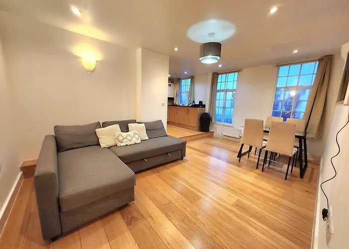 Comfortable 2Br Flat - 1 Min To Tube, Sleeps 6