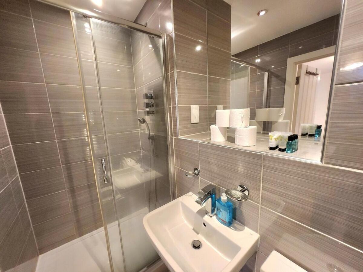 Comfortable 2br Flat - 1 Min To Tube, Sleeps 6