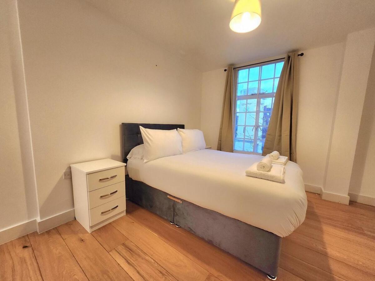 Comfortable 2br Flat - 1 Min To Tube, Sleeps 6 *