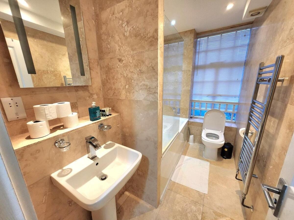 Comfortable 2br Flat - 1 Min To Tube, Sleeps 6 Londra