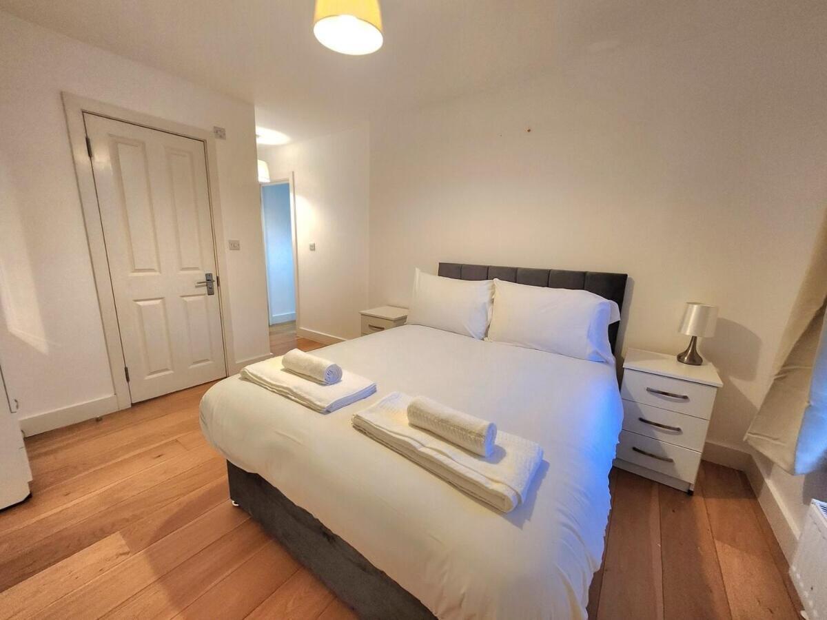 Comfortable 2br Flat - 1 Min To Tube, Sleeps 6 *