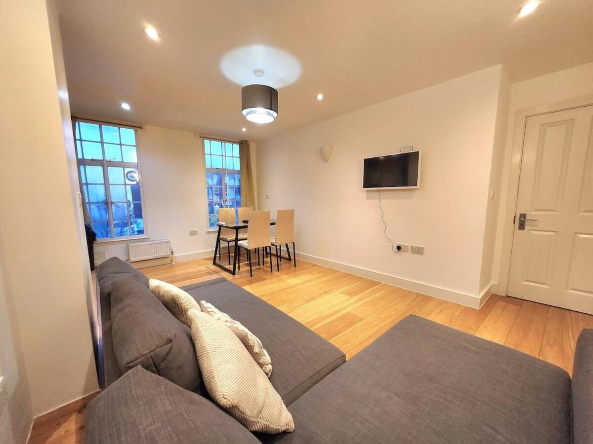 Comfortable 2br Flat - 1 Min To Tube, Sleeps 6 Appartamento