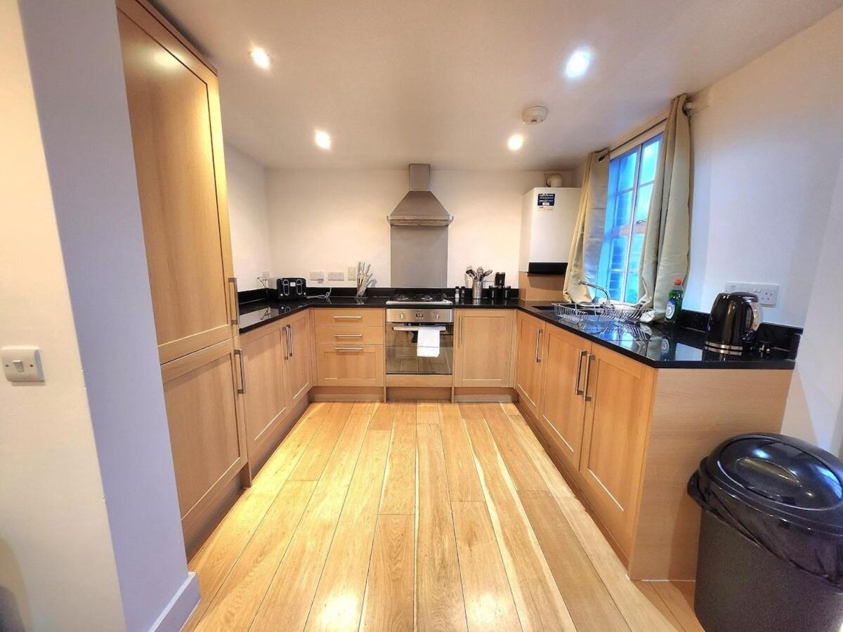 Comfortable 2br Flat - 1 Min To Tube, Sleeps 6 Appartamento Londra