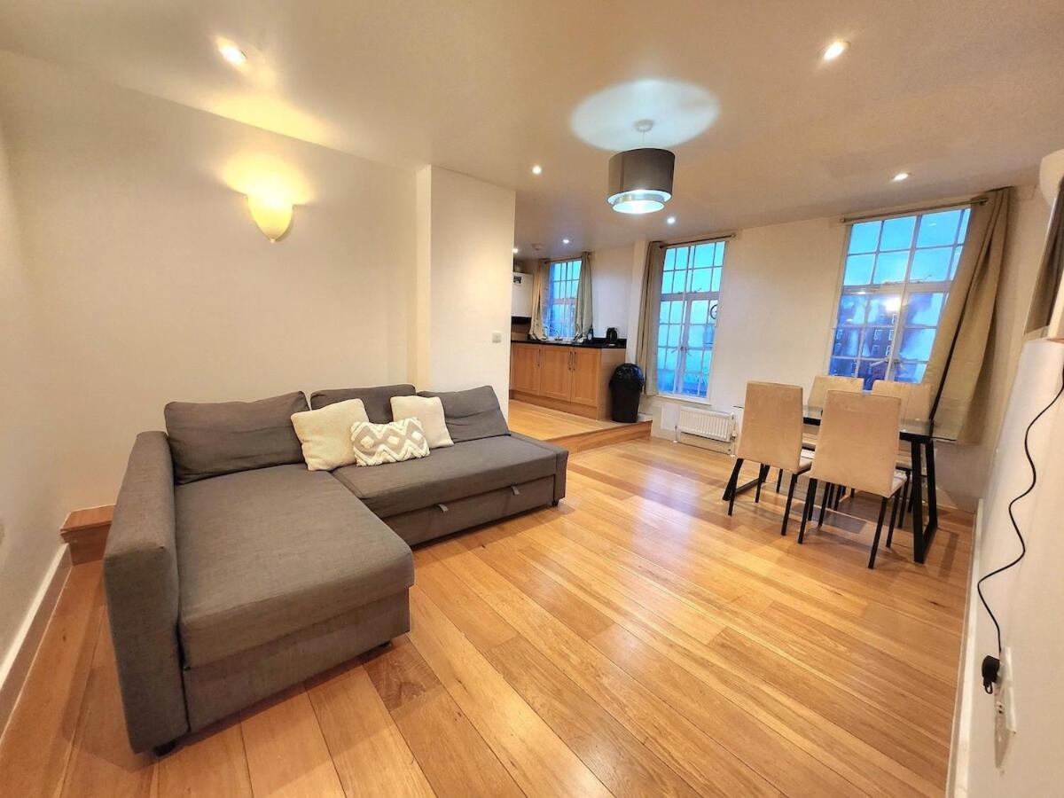 Comfortable 2br Flat - 1 Min To Tube, Sleeps 6 Appartamento