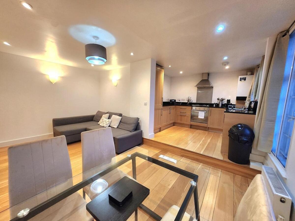 Comfortable 2br Flat - 1 Min To Tube, Sleeps 6 Appartamento *