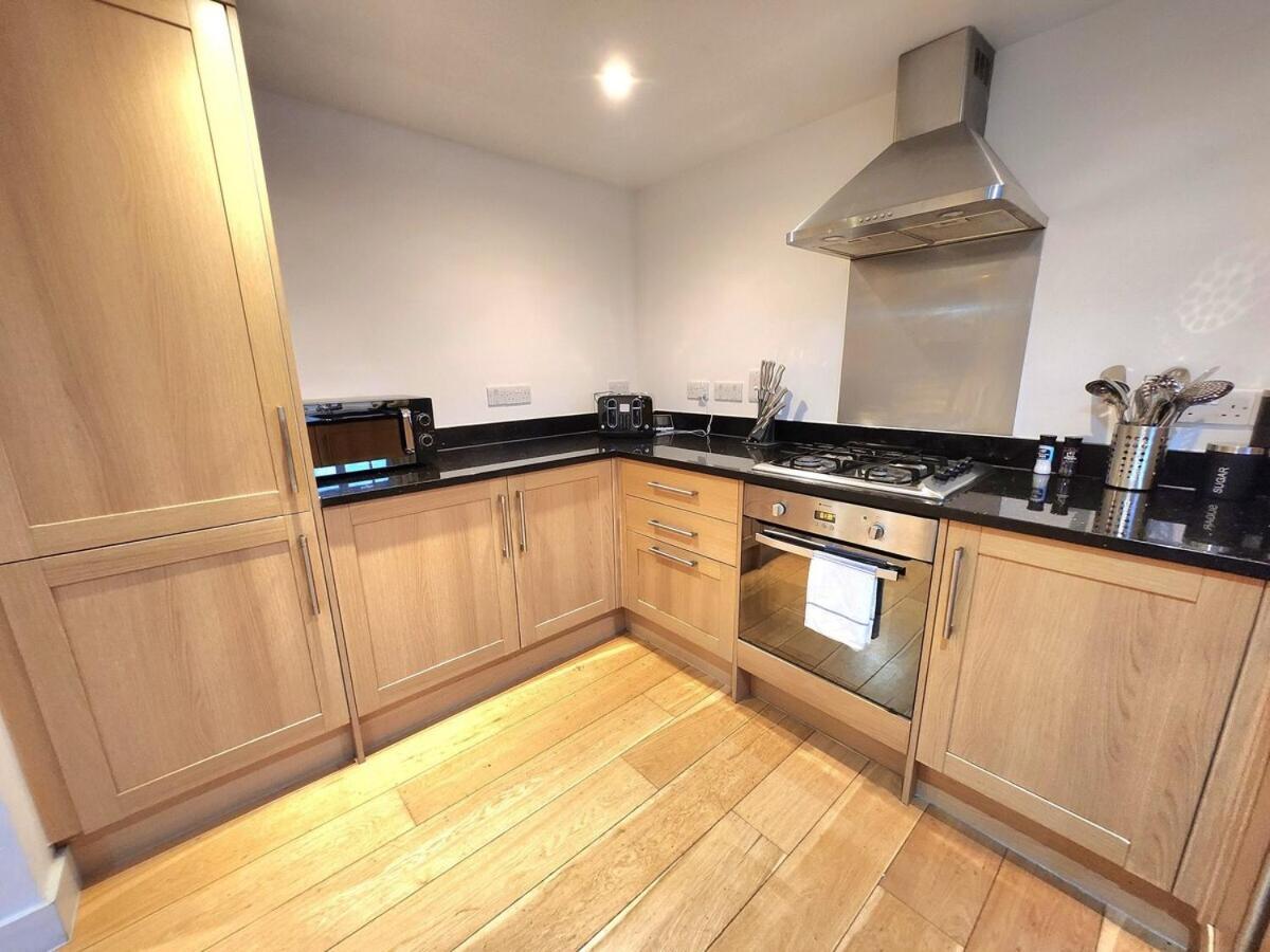 Comfortable 2br Flat - 1 Min To Tube, Sleeps 6 *