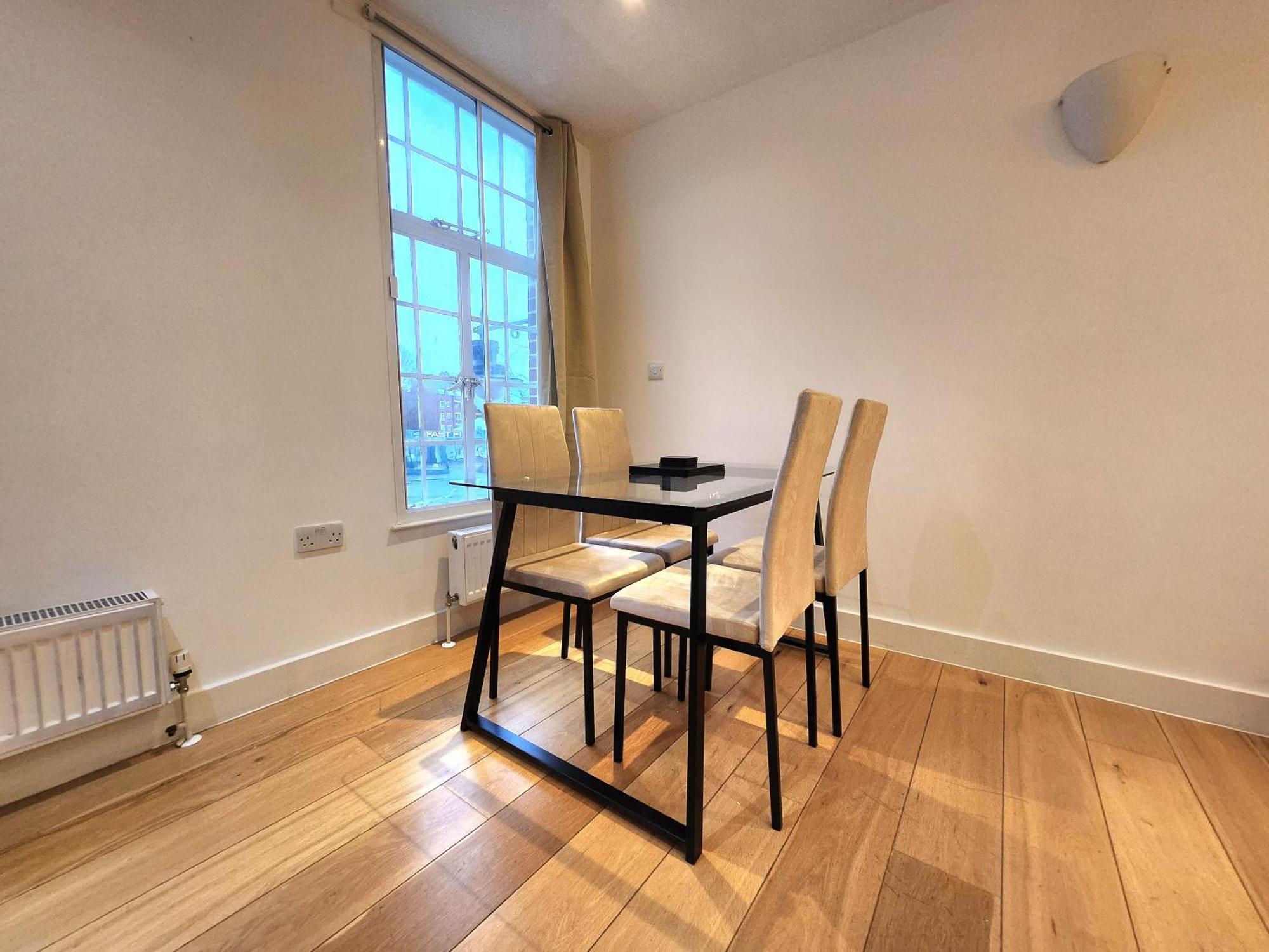 Comfortable 2br Flat - 1 Min To Tube, Sleeps 6 Londra
